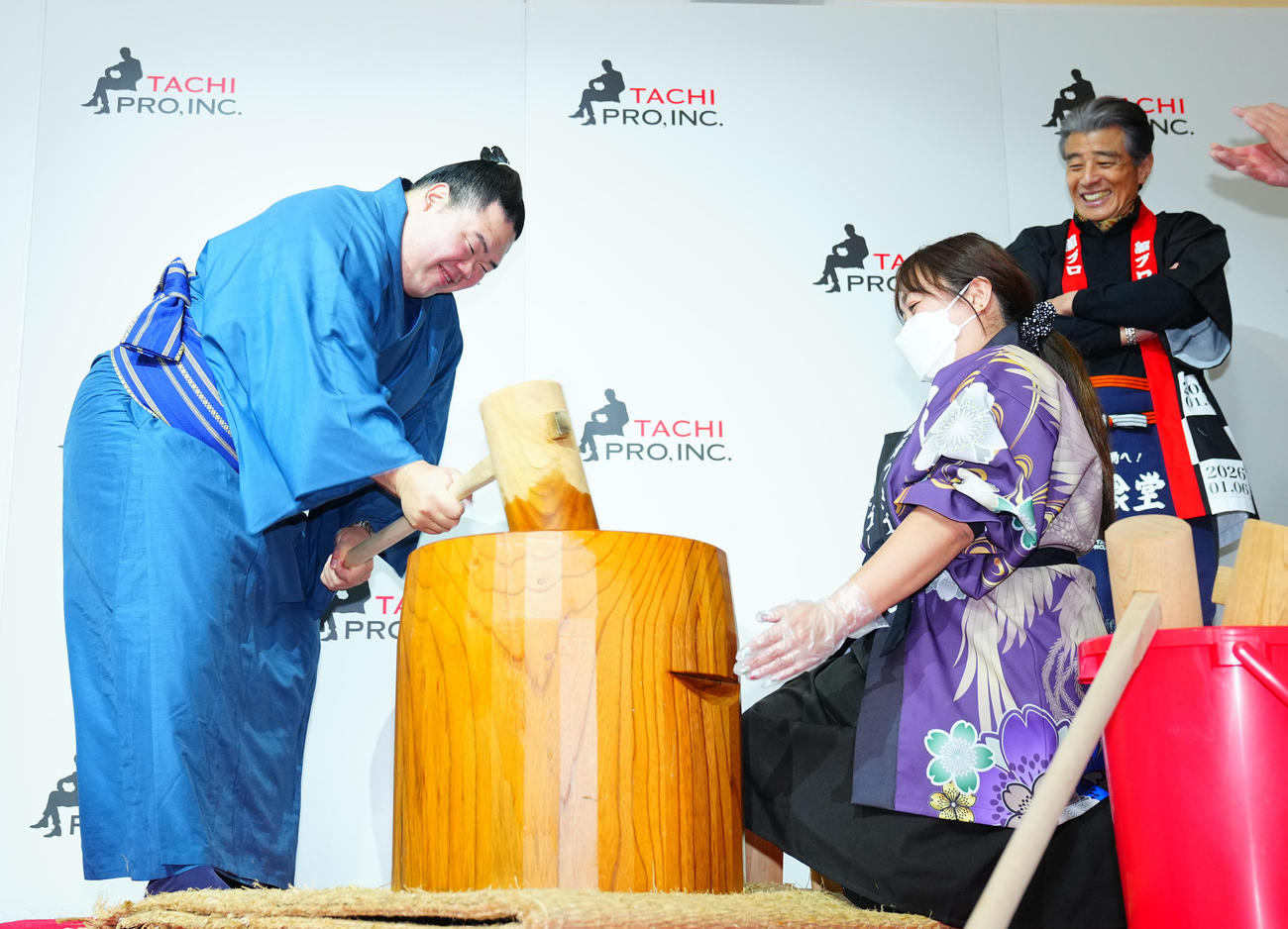 餅つきに参加する明生（左）と笑顔を見せる舘ひろし（撮影・垰建太）