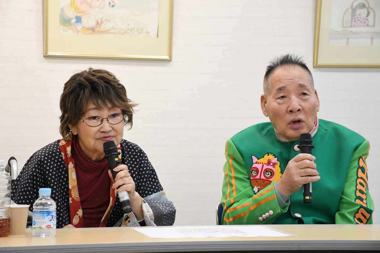 金婚式間近の宮川大助・花子（左）（撮影・阪口孝志）