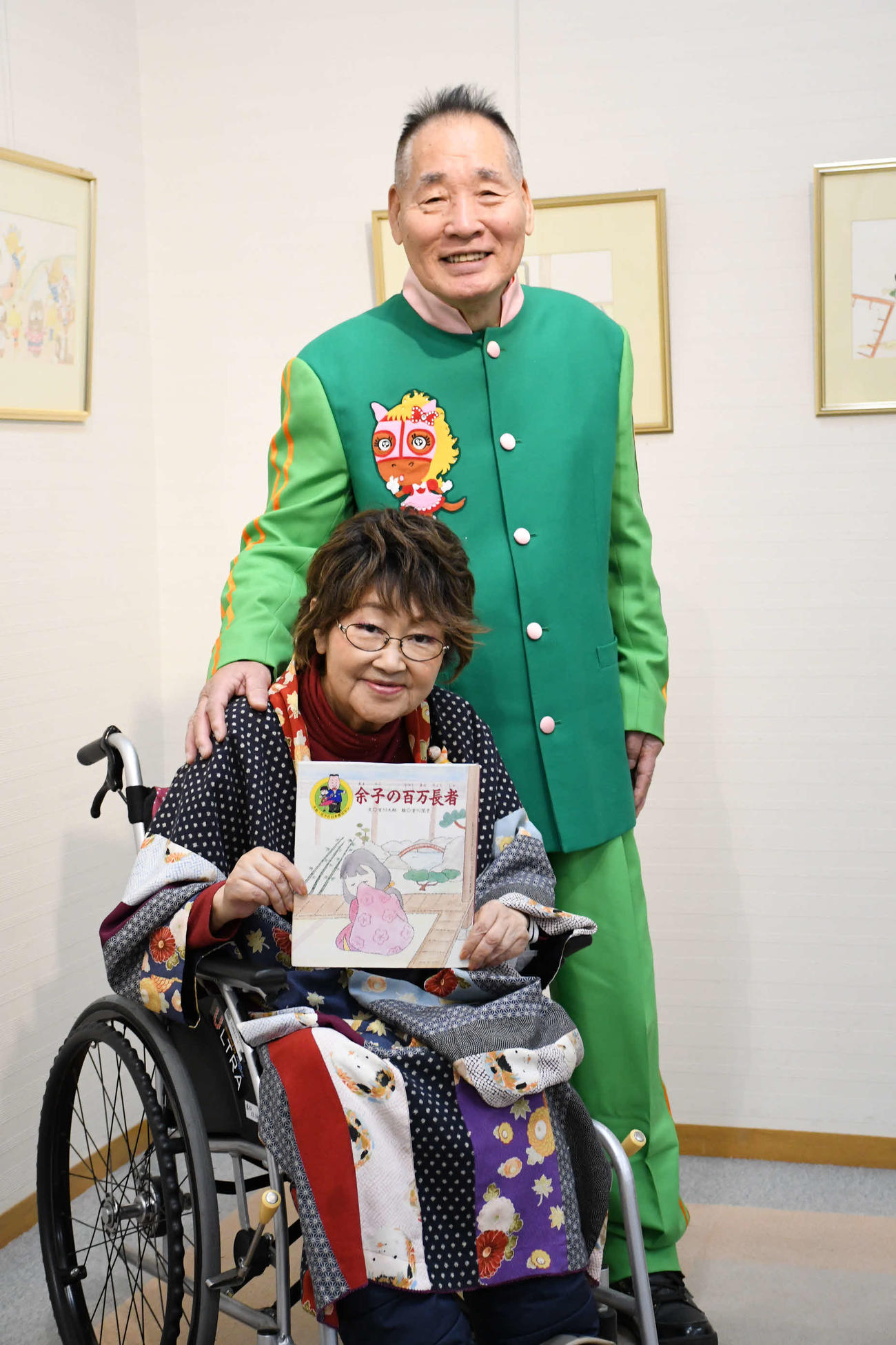 金婚式間近の宮川大助・花子（手前）（撮影・阪口孝志）