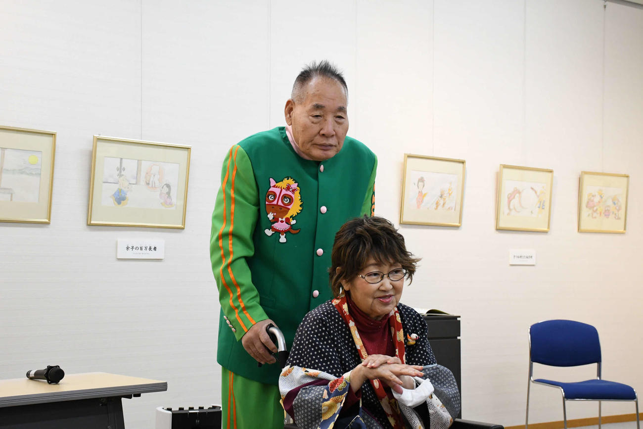 金婚式間近の宮川大助・花子（右）（撮影・阪口孝志）