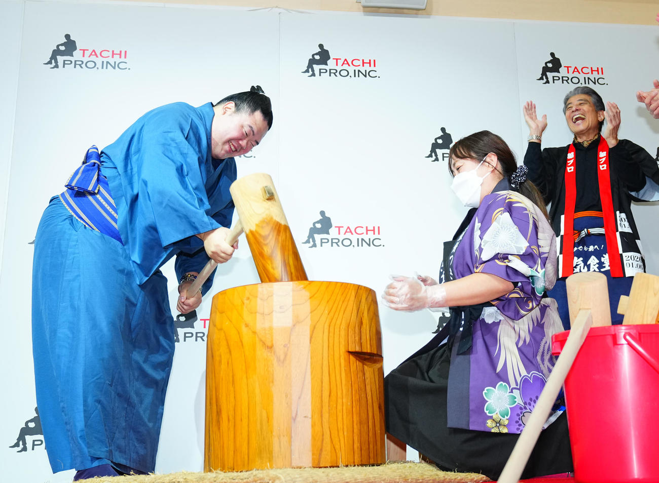 餅つきに参加する明生（左）と笑顔を見せる舘ひろし（撮影・垰建太）