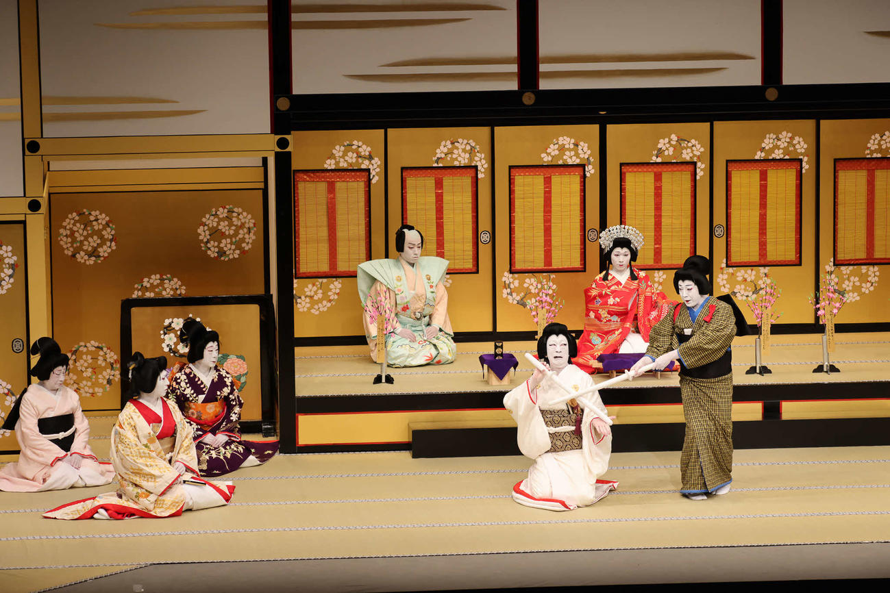国立劇場主催の初春歌舞伎公演「通し狂言　鏡山旧錦絵」に出演する坂東彌十郎（手前左）、8代目尾上菊五郎（同右）