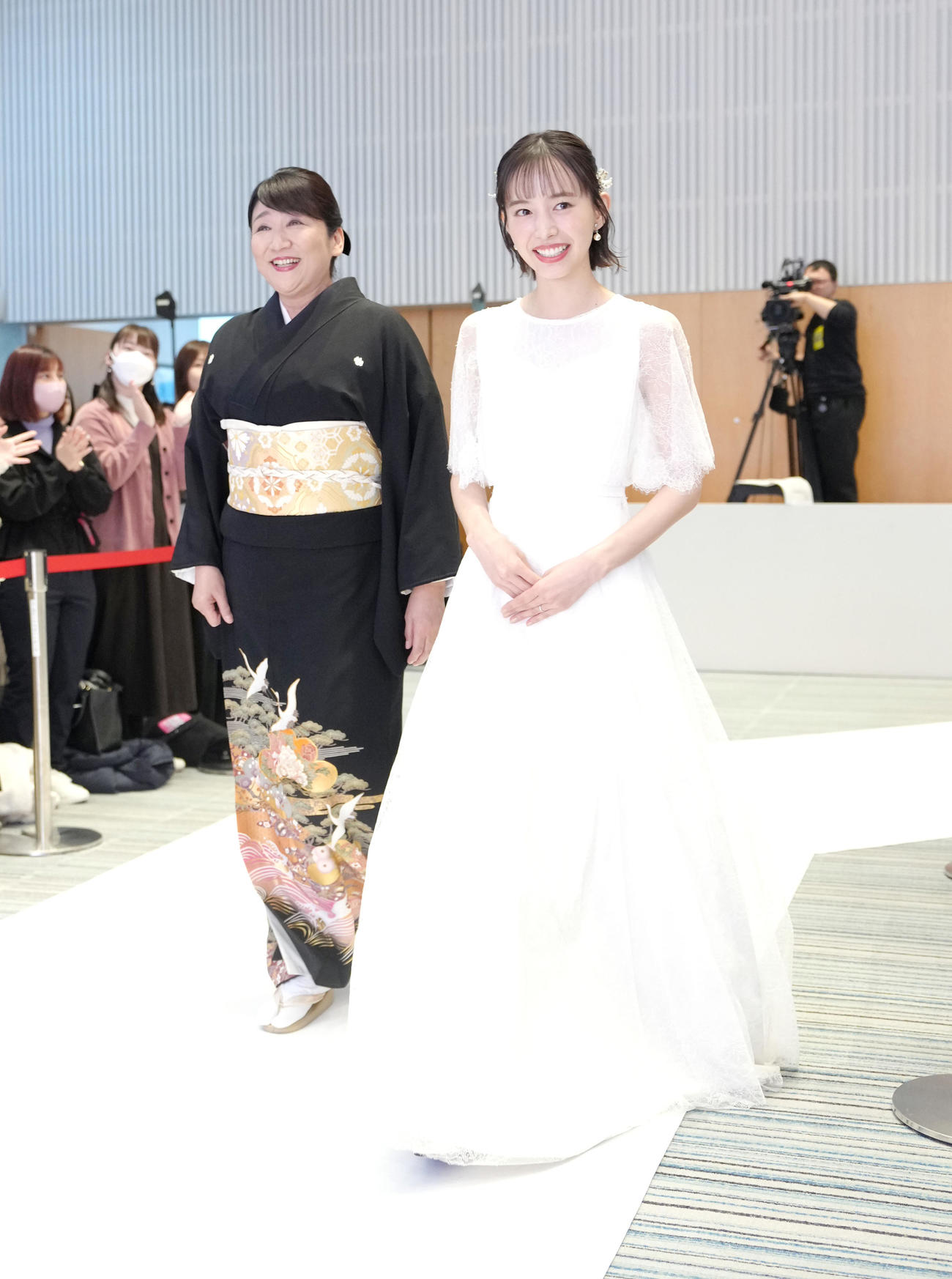 会見に登場した松下由樹（左）と井桁弘恵（撮影・足立雅史）