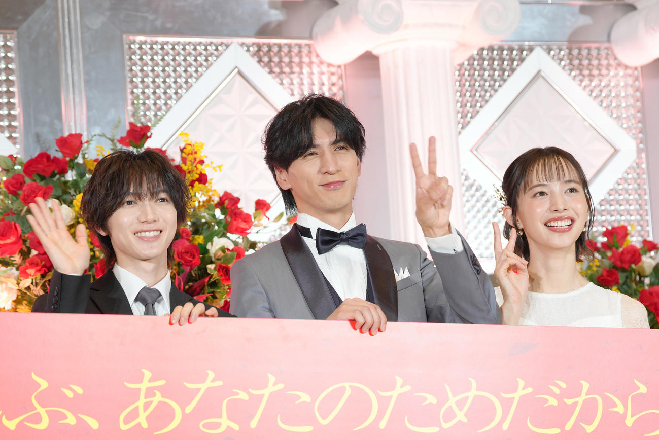 笑顔を見せる、左から七五三掛龍也、藤井流星、井桁弘恵（撮影・足立雅史）