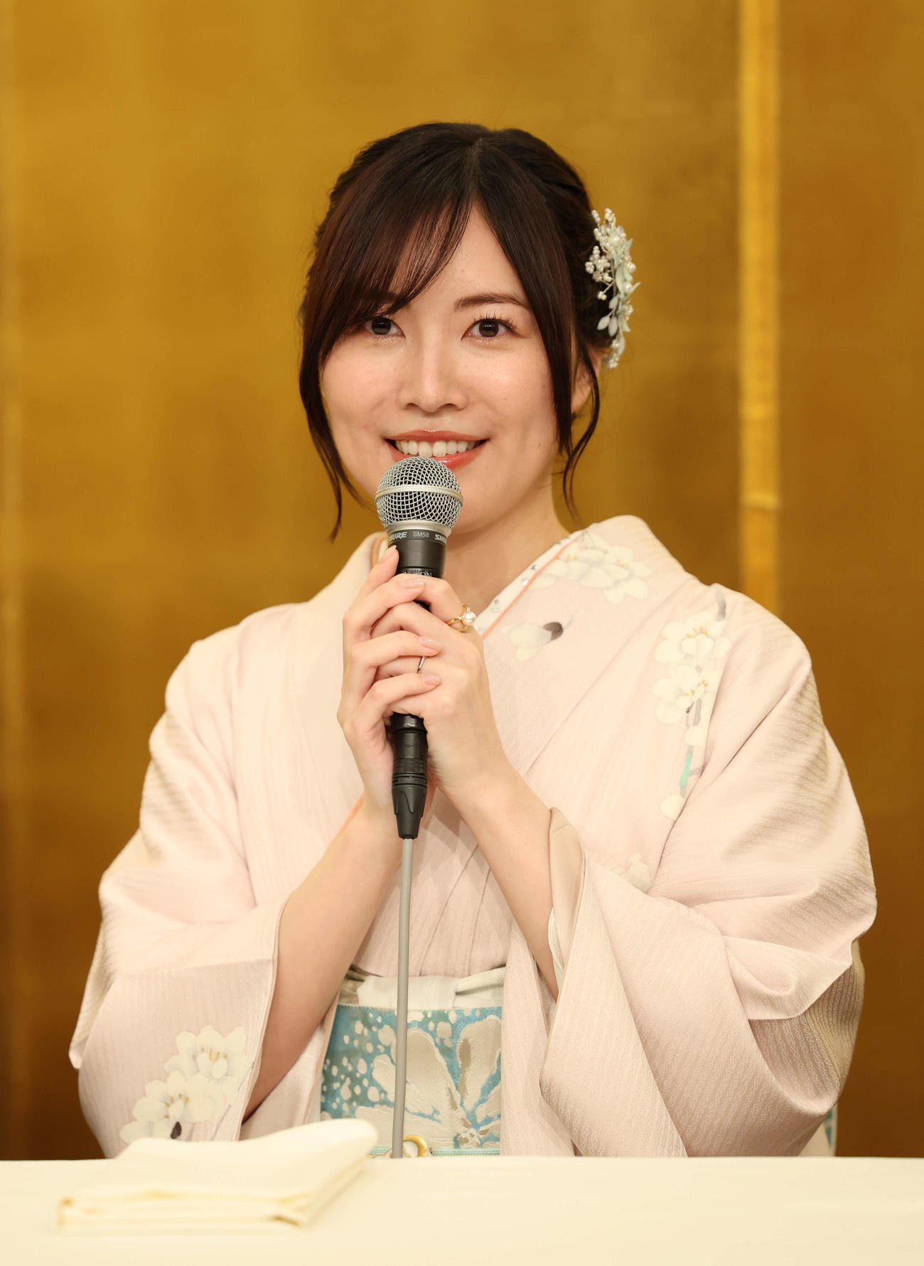 結婚記者会見であいさつをする松井珠理奈（撮影・増田悦実）