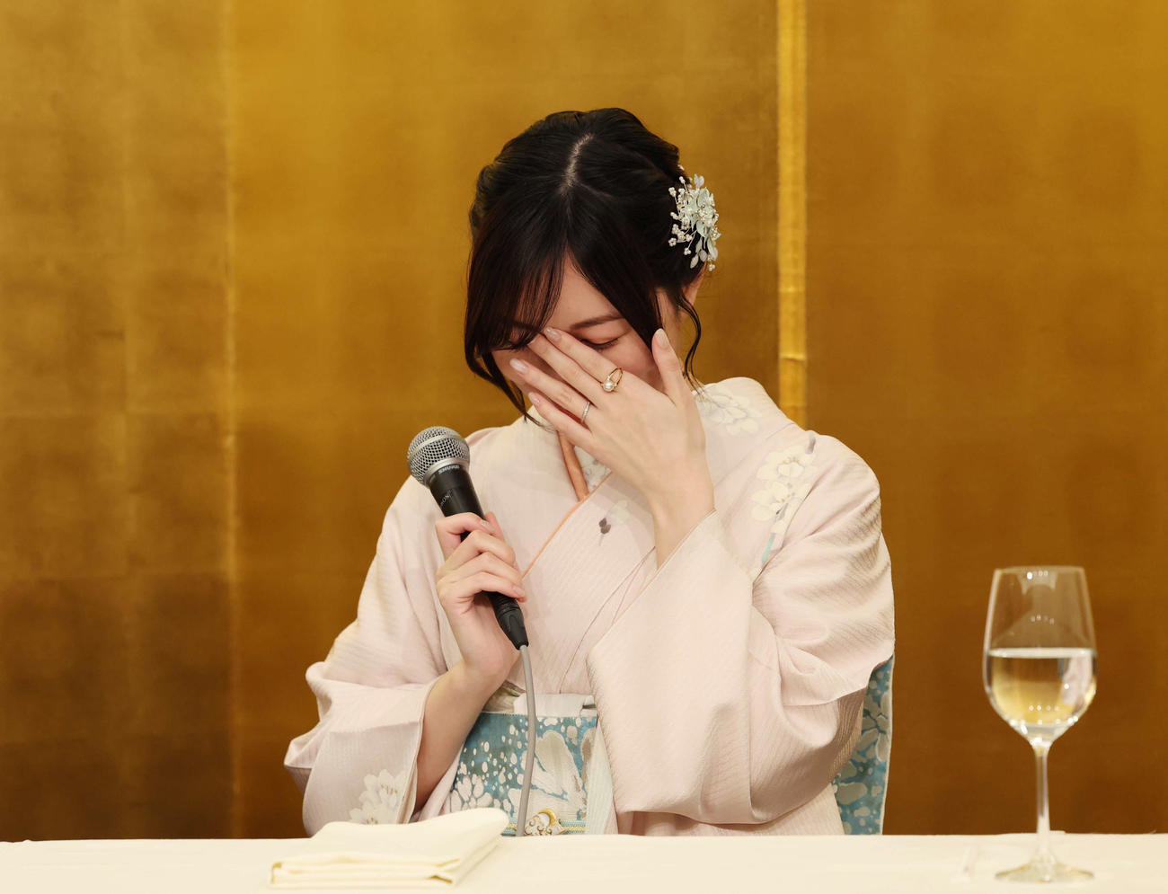 結婚記者会見で辻本達規の話に照れる松井珠理奈（撮影・増田悦実）