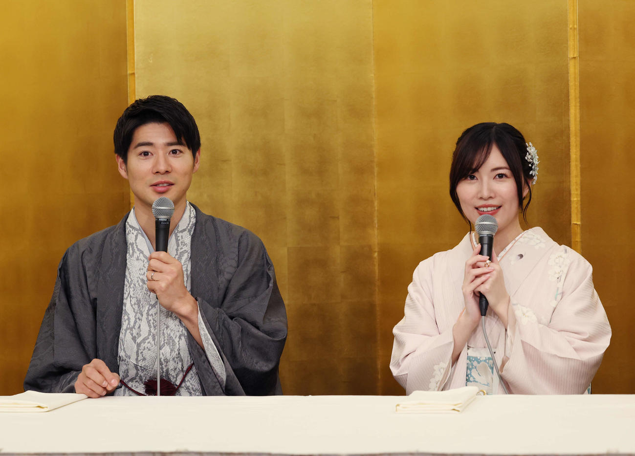 結婚記者会見を行うBOYS AND MEN辻本達規（左）と松井珠理奈（撮影・増田悦実）