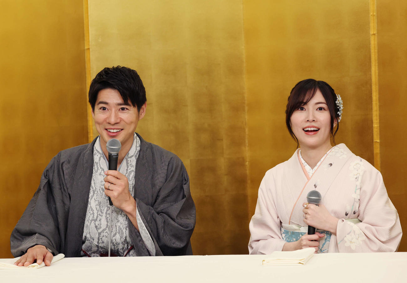 結婚記者会見を行うBOYS AND MEN辻本達規（左）と松井珠理奈（撮影・増田悦実）