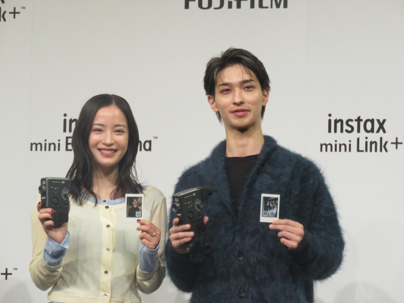 富士フイルム「instax“チェキ”」新製品発表会に出席した広瀬すず(左）と横浜流星