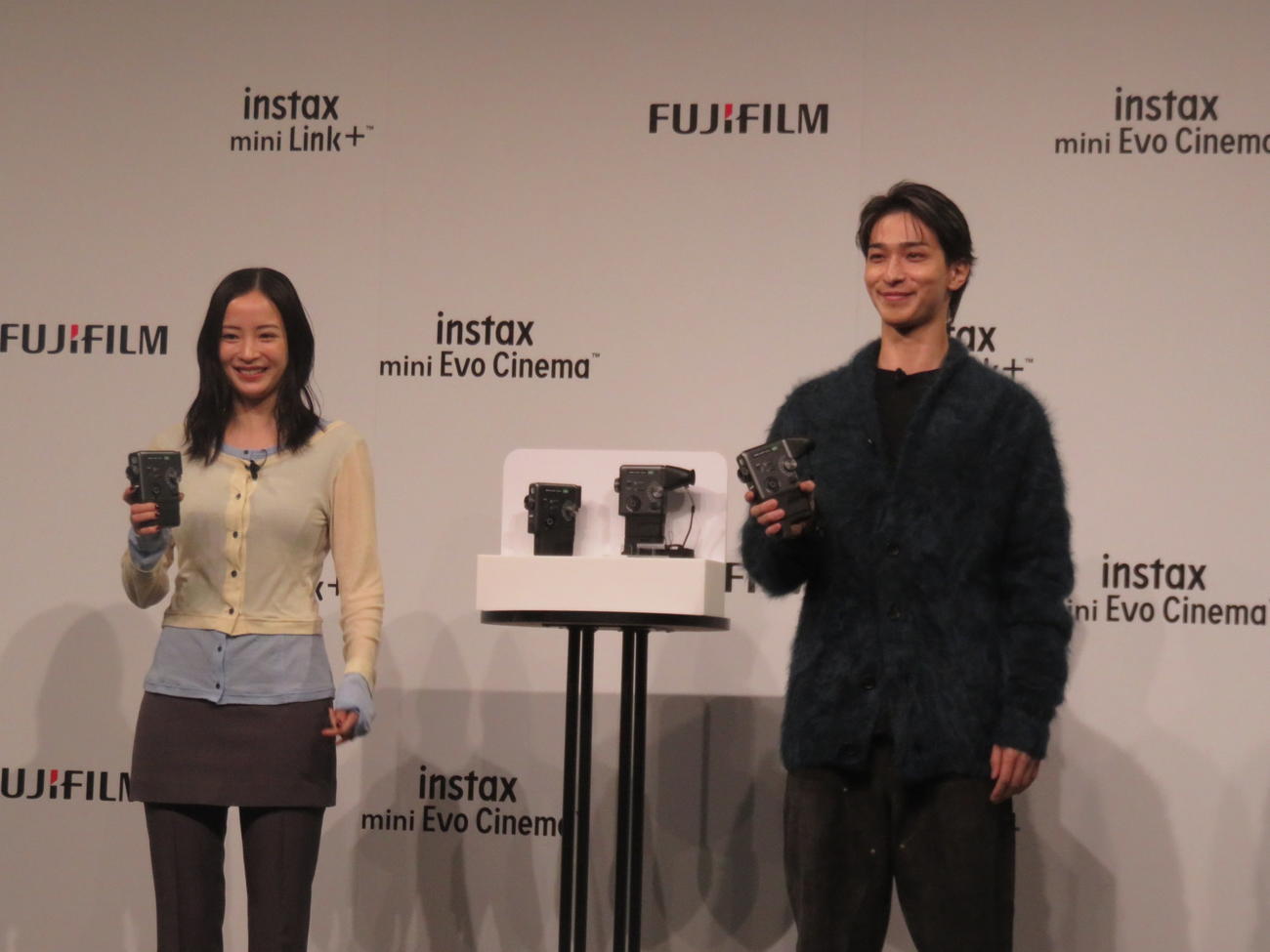 「instax mini Evo Cinema」を持って登場した広瀬すず（左）と横浜流星