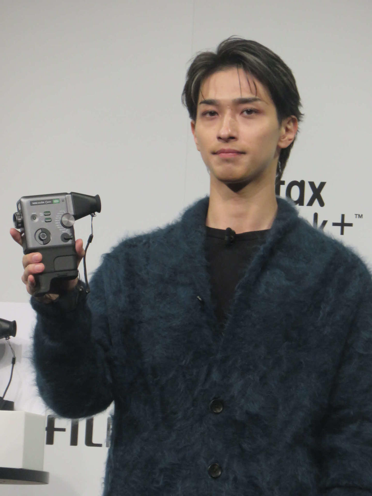 「instax mini Evo Cinema」を持つ横浜流星