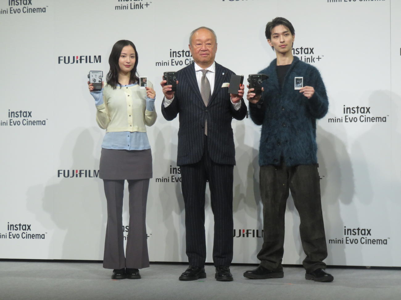 富士フイルム「instax“チェキ”」新製品発表会に出席した、左から広瀬すず、富士フイルムホールディングスの後藤禎一社長、横浜流星
