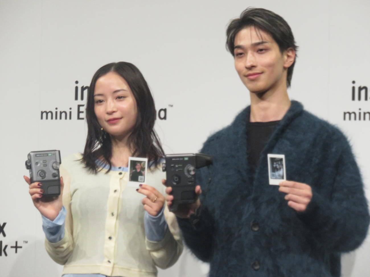 富士フイルム「instax“チェキ”」新製品発表会に出席した広瀬すず(左）と横浜流星