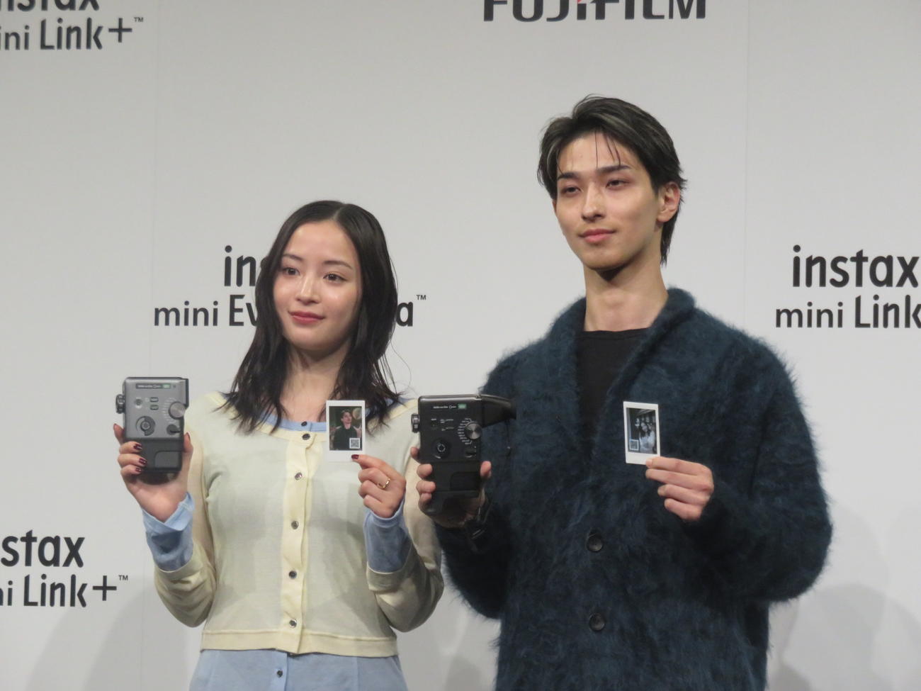 富士フイルム「instax“チェキ”」新製品発表会に出席した広瀬すず(左）と横浜流星