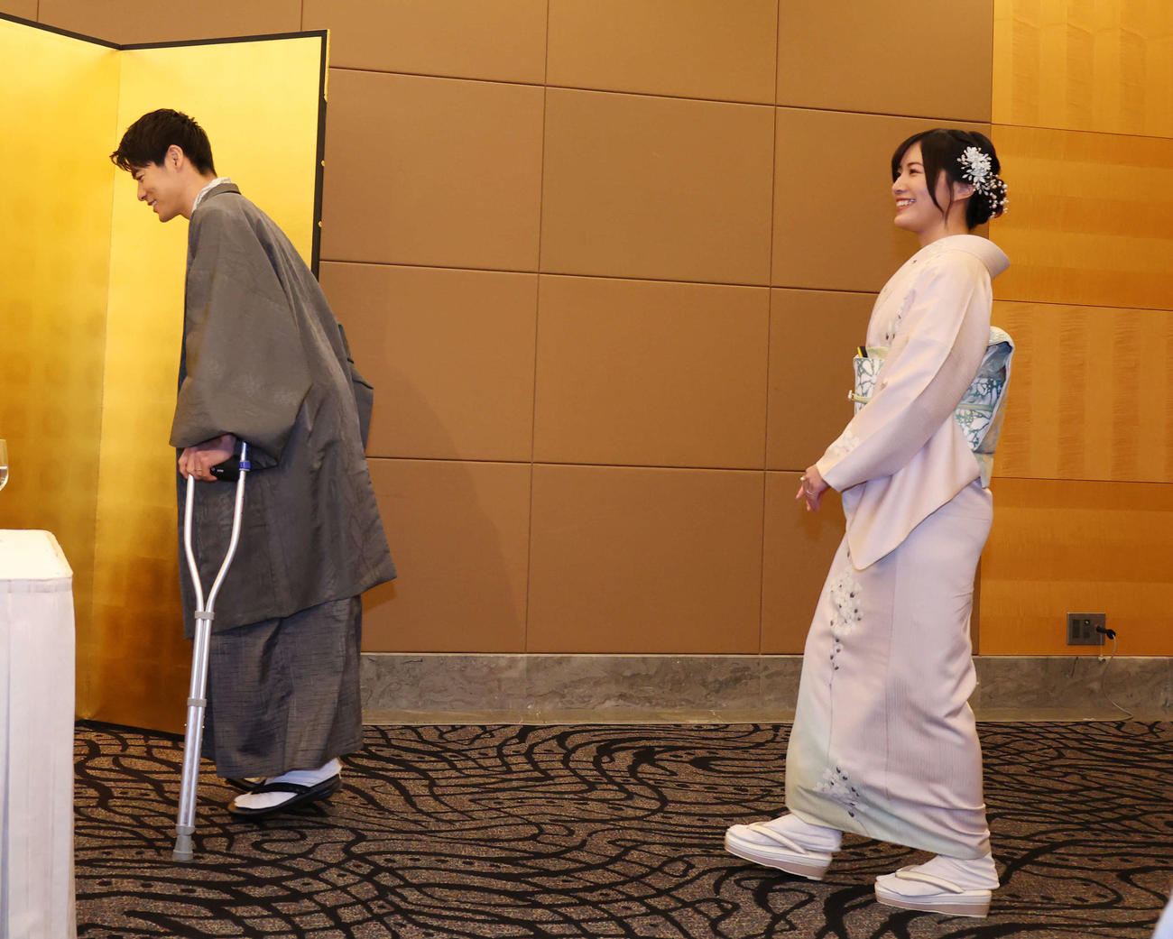 結婚記者会見に登壇するBOYS AND MEN辻本達規（左）と松井珠理奈（撮影・増田悦実）