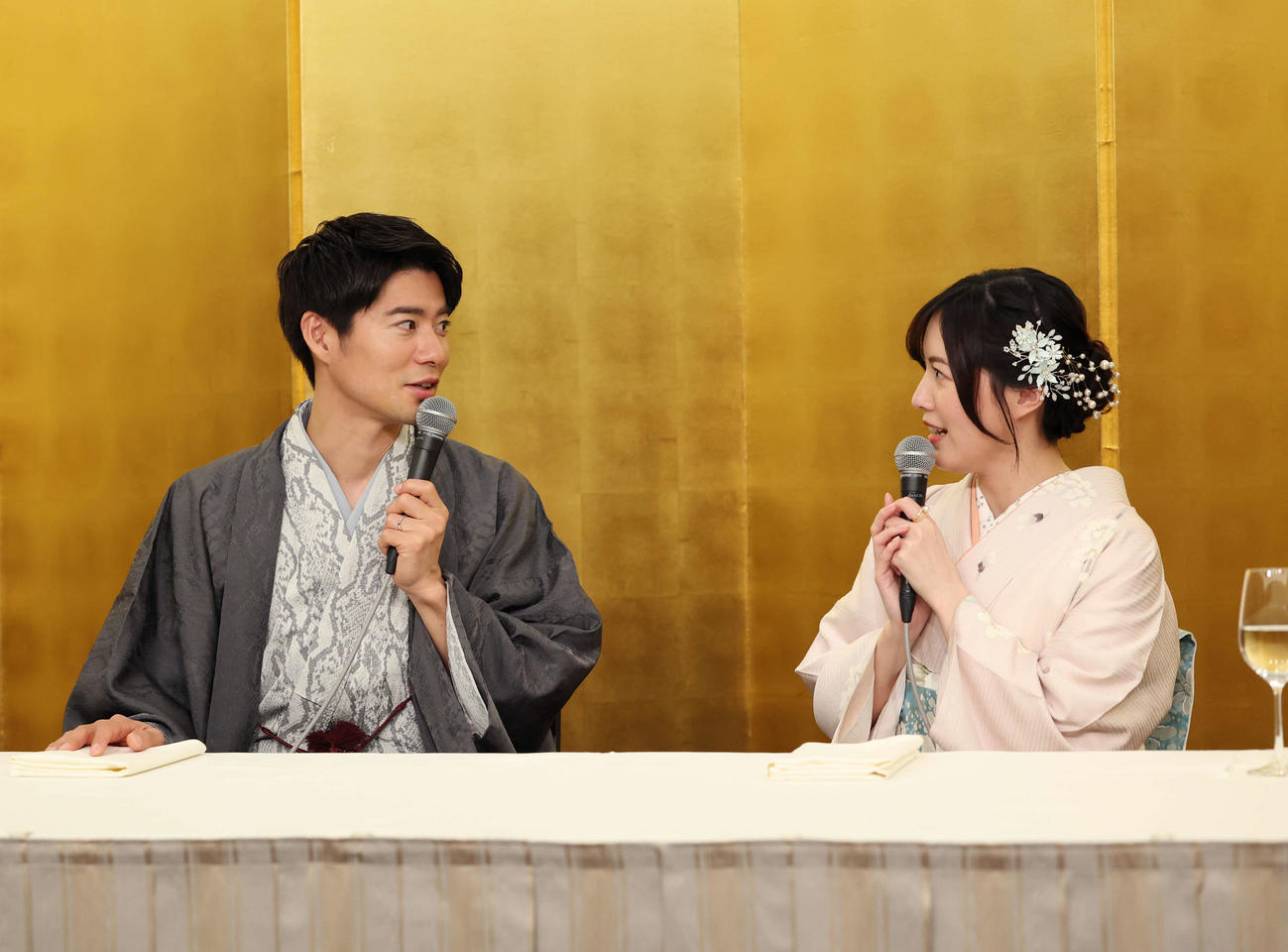 結婚記者会見を行うBOYS AND MEN辻本達規（左）と松井珠理奈（撮影・増田悦実）