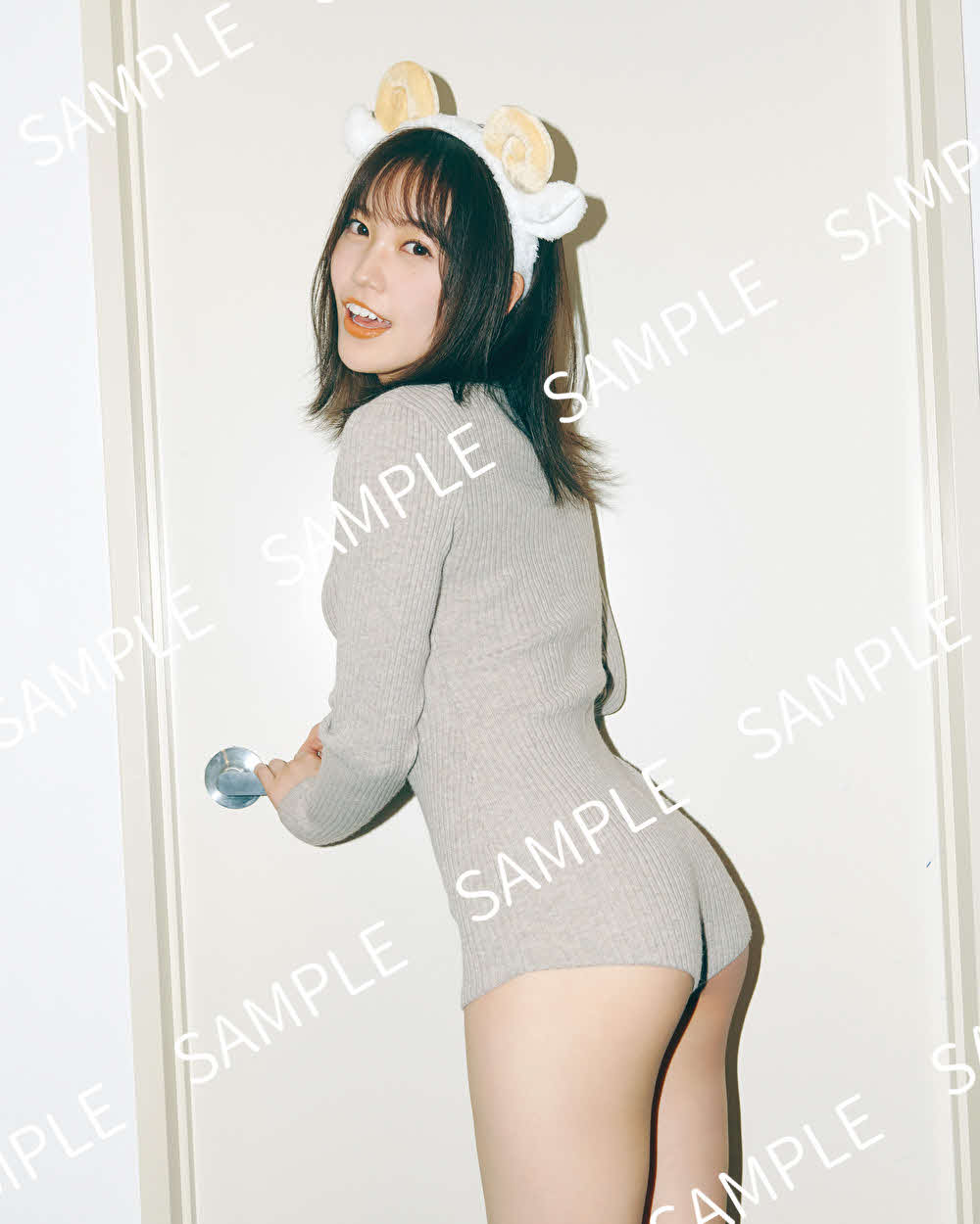 公開された松田里奈ファースト写真集の封入特典＜1＞（撮影・北浦敦子）
