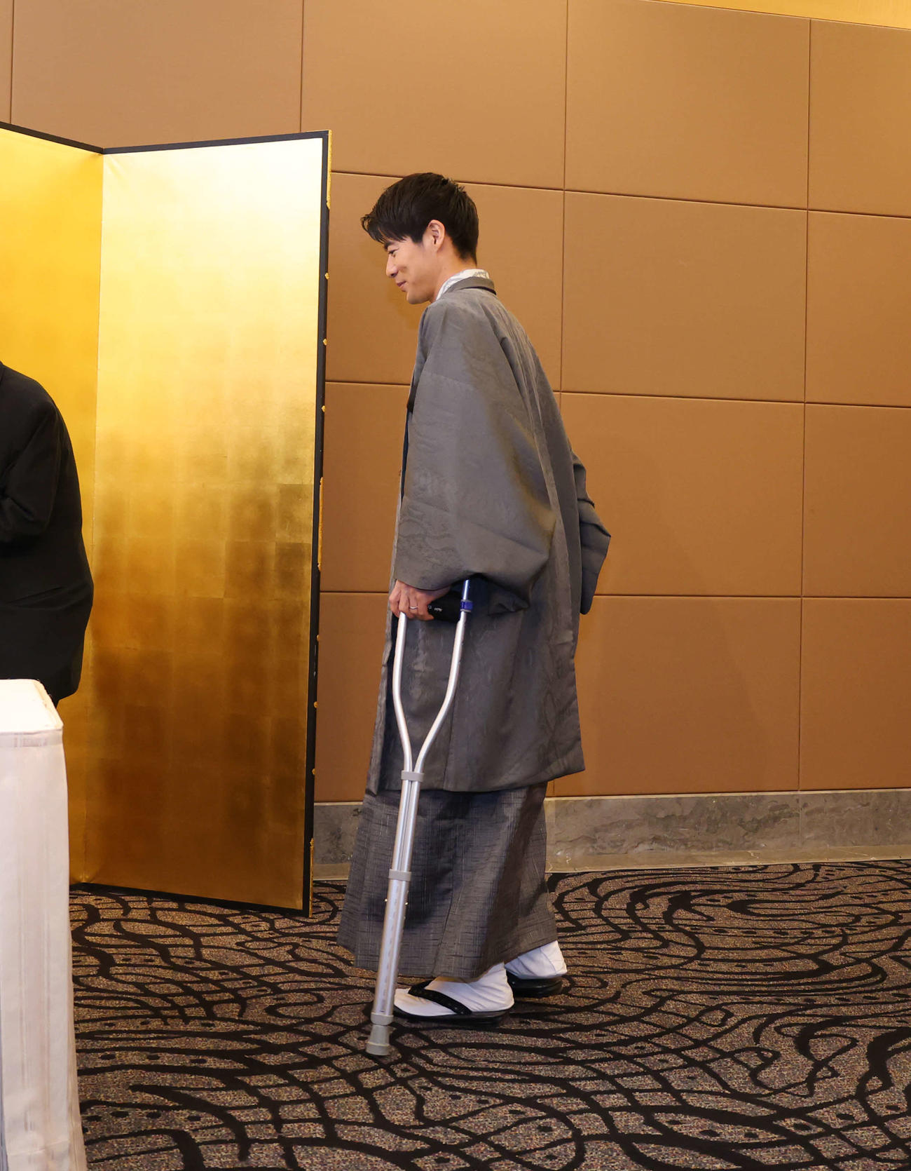 結婚記者会見に松葉杖で登壇するBOYS AND MEN辻本達規（撮影・増田悦実）