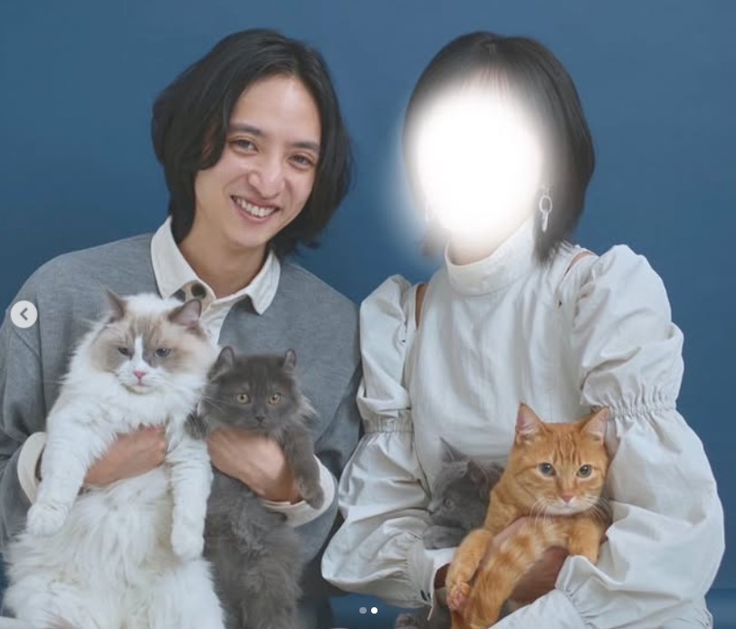 妻とネコ４匹の６ショット（清水尚弥のインスタグラムから）