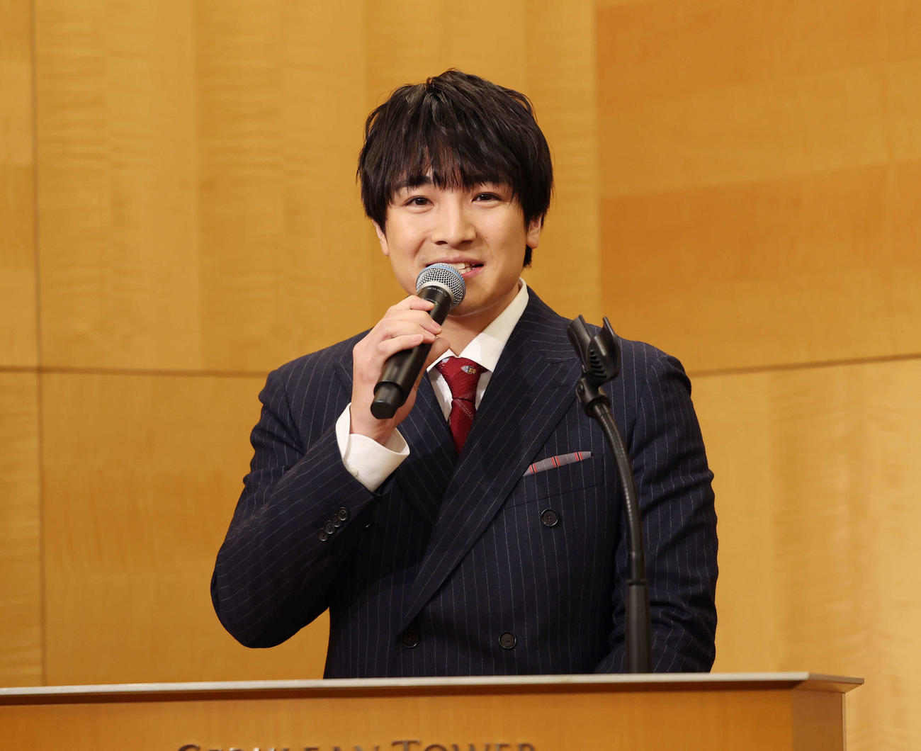 結婚会見で司会を務めるBOYS AND MEN本田剛文（撮影・増田悦実）