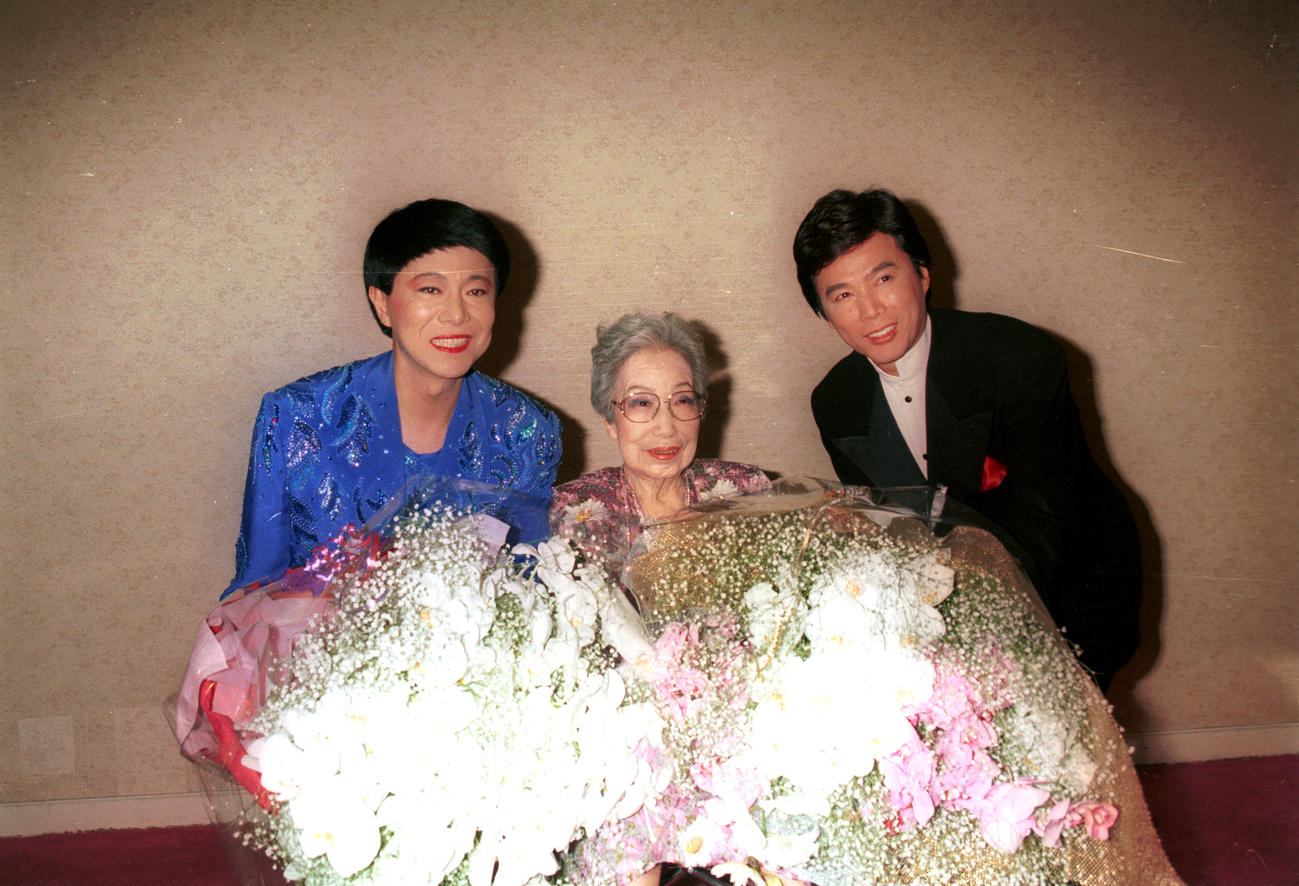 左から美川憲一、淡谷のり子さん、森進一（1996年6月撮影）
