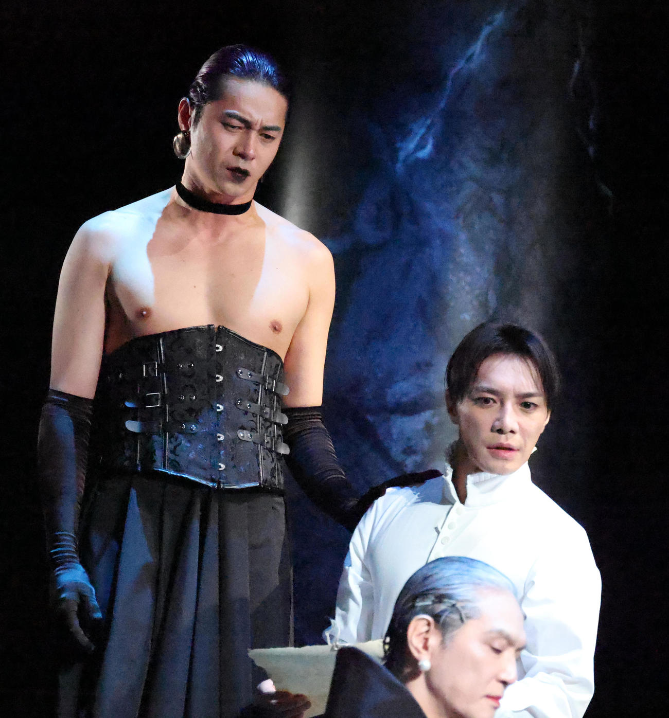 舞台「サド侯爵夫人」公開ゲネプロを行った東出昌大（左）と成宮寛貴。下は加藤雅也（撮影・中島郁夫）