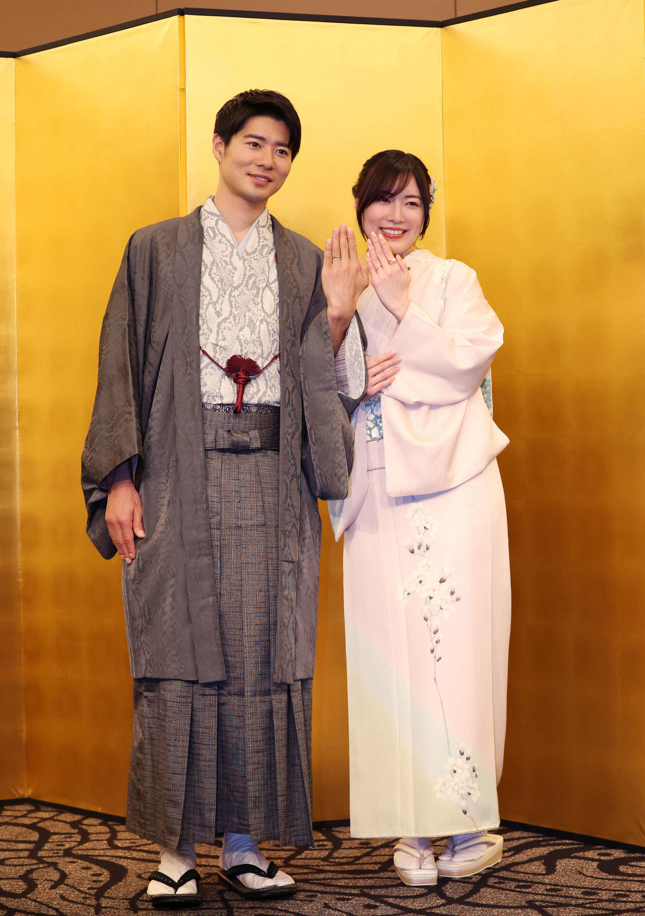 結婚記者会見で笑顔を見せるBOYS AND MEN辻本達規（左）と松井珠理奈（撮影・増田悦実）