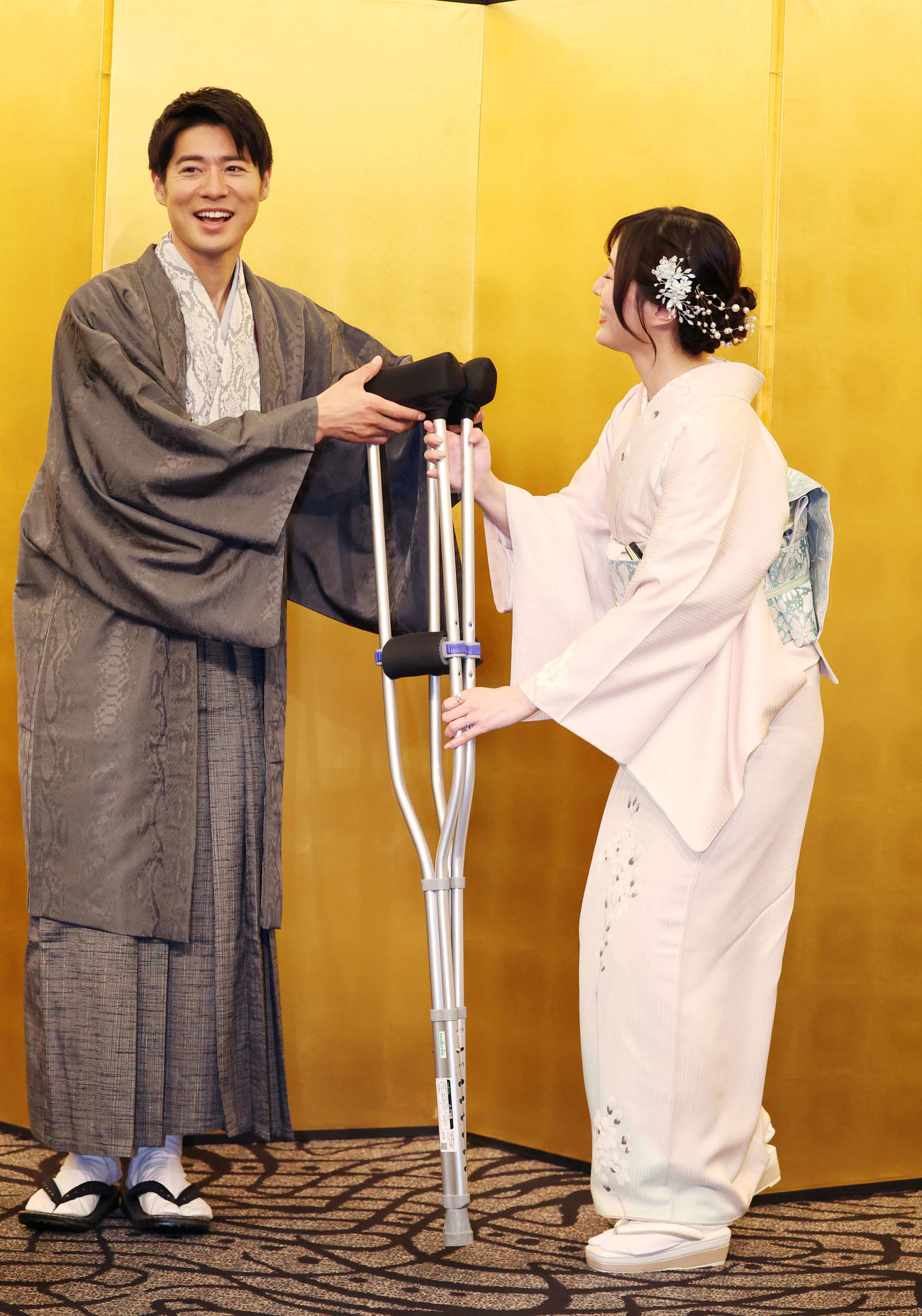 結婚記者会見の降壇前にBOYS AND MEN辻本達規（左）に松葉杖を渡す松井珠理奈（撮影・増田悦実）