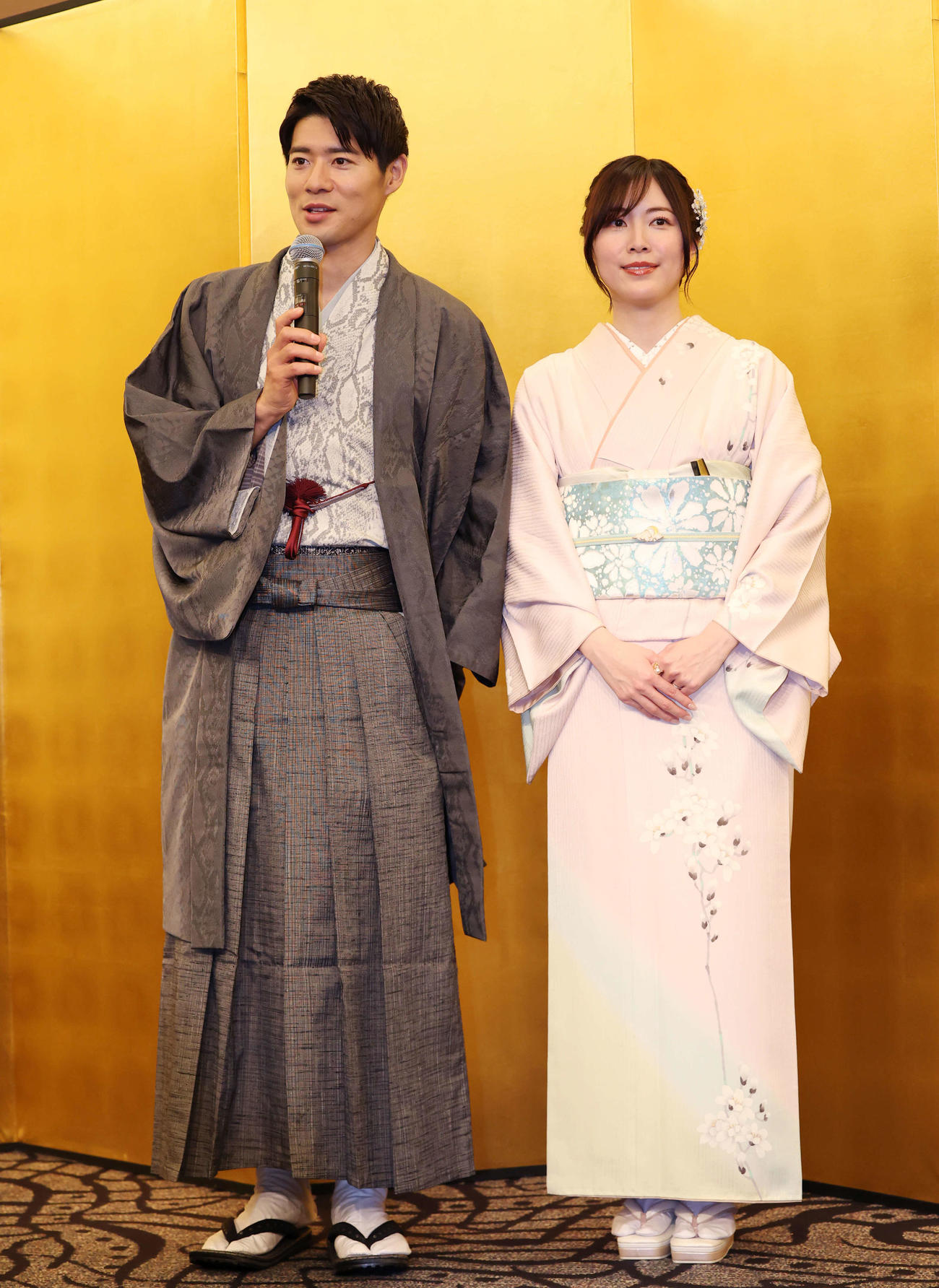 結婚記者会見で和装するBOYS AND MEN辻本達規（左）と松井珠理奈（撮影・増田悦実）
