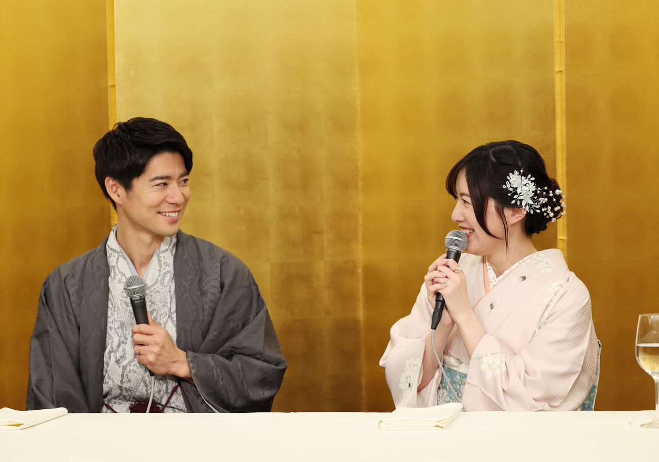 結婚記者会見を行うBOYS AND MEN辻本達規（左）と松井珠理奈（撮影・増田悦実）