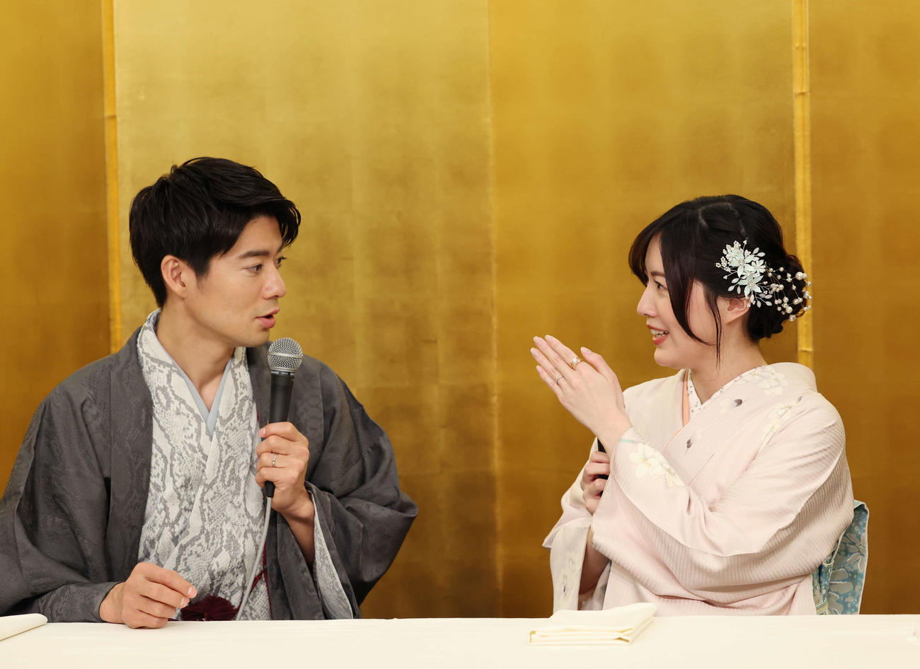結婚記者会見で指輪について話すBOYS AND MEN辻本達規（左）と松井珠理奈（撮影・増田悦実）