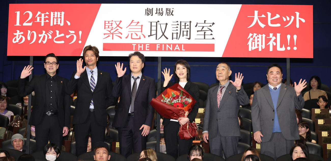 劇場版「緊急取調室」大感謝ツアー舞台あいさつを行った、左から鈴木浩介、速水もこみち、田中哲司、天海祐希、でんでん、塚地武雅（撮影・中島郁夫）