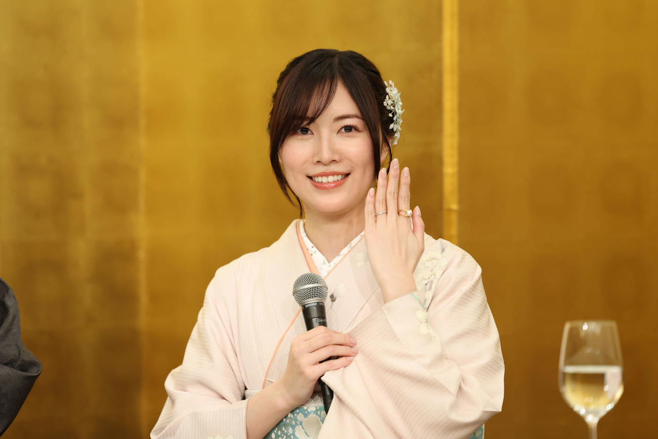結婚記者会見で指輪を見せる松井珠理奈（撮影・増田悦実）