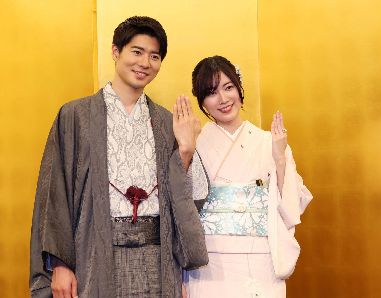 結婚記者会見で笑顔を見せるBOYS AND MEN辻本達規（左）と松井珠理奈（撮影・増田悦実）