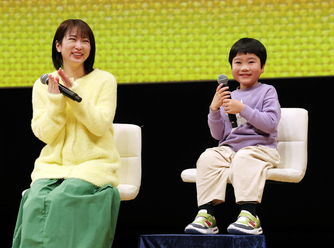 「未来のムスコ」キャスト登壇制作発表会見で天野優（右）のあいさつに笑顔を見せる志田未来（撮影・宮地輝）