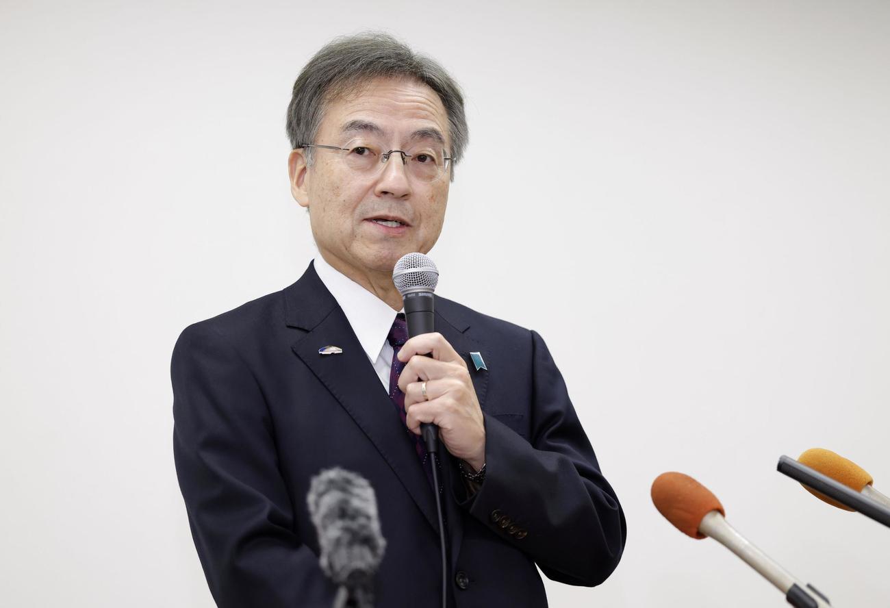 福井県議会本会議で辞職が同意され、記者会見する杉本達治知事＝2025年12月（共同）