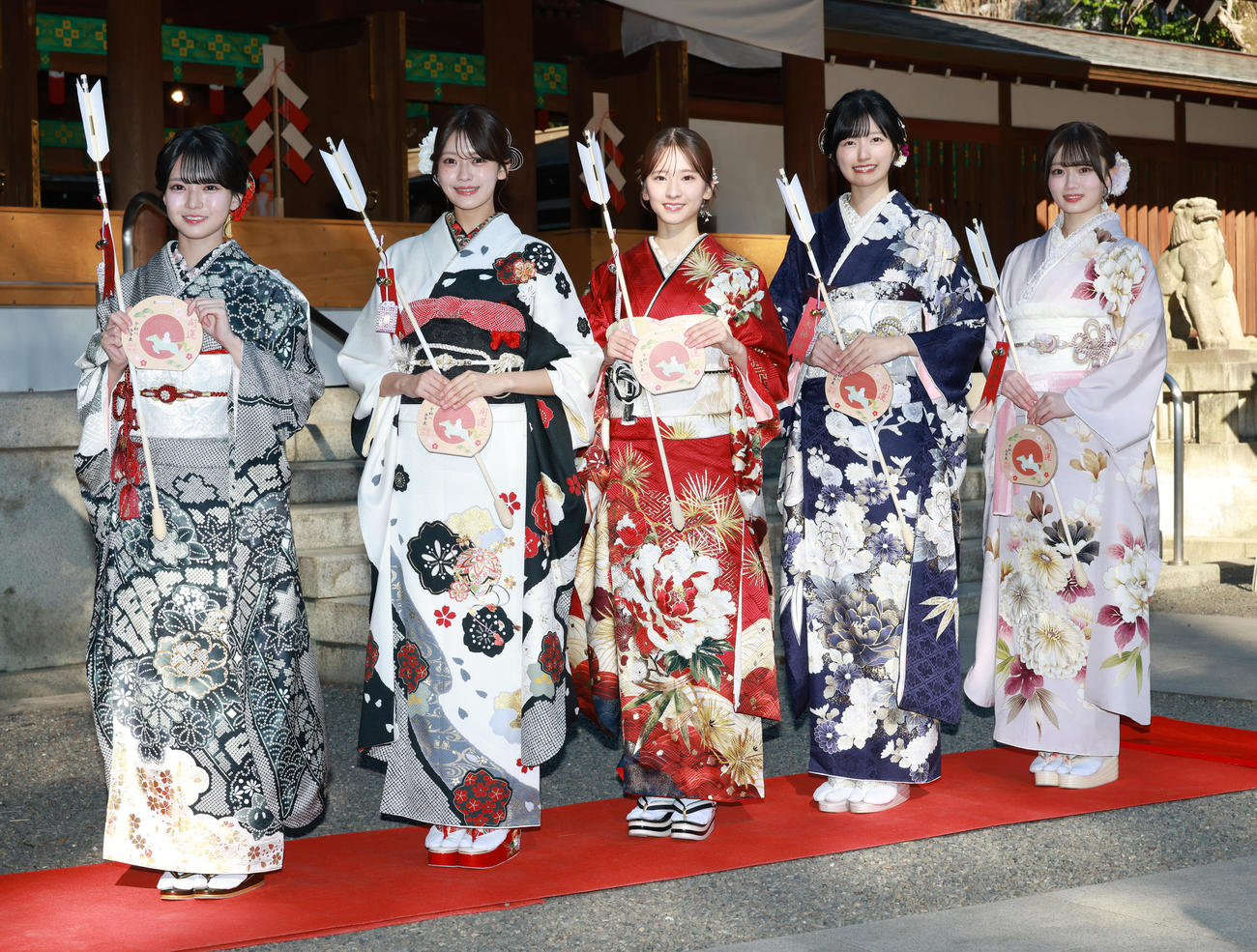 乃木神社で成人式振り袖姿を披露した乃木坂46。左から瀬戸口心月、奥田いろは、菅原咲月、五百城茉央、愛宕心響（撮影・中島郁夫）