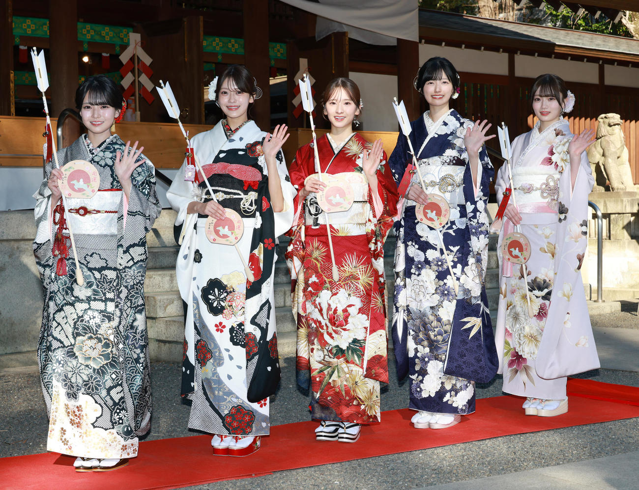 乃木神社で成人式振り袖姿を披露した乃木坂46。左から瀬戸口心月、奥田いろは、菅原咲月、五百城茉央、愛宕心響（撮影・中島郁夫）