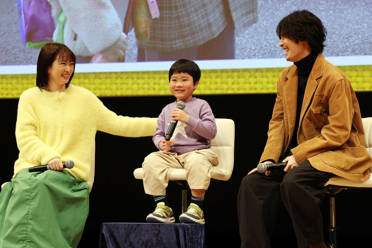 「未来のムスコ」キャスト登壇制作発表会見で笑顔を見せる志田未来（左）、天野優（中央）、塩野瑛久（撮影・宮地輝）