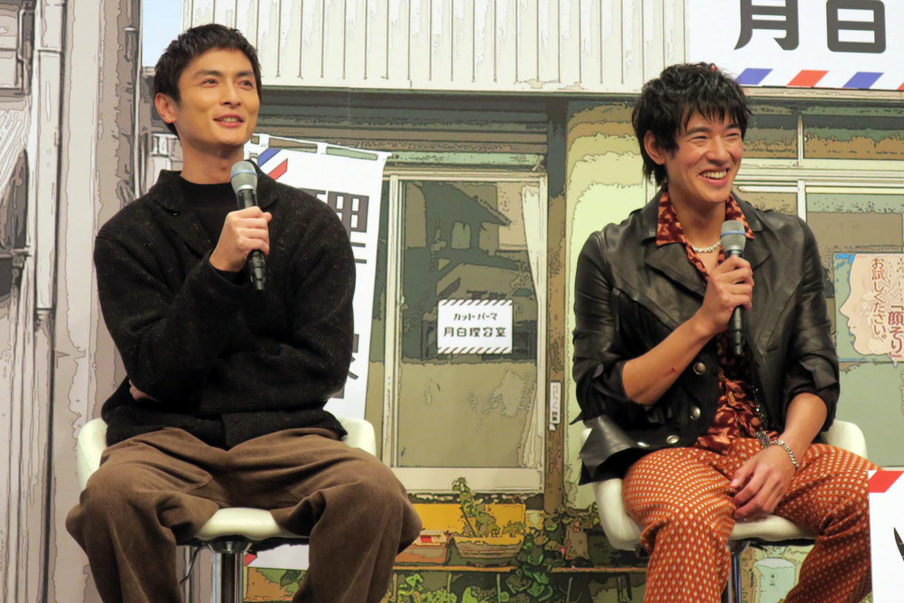 テレビ東京系ドラマ25「俺たちバッドバーバーズ」制作発表会見で。左から、高良健吾、中島歩
