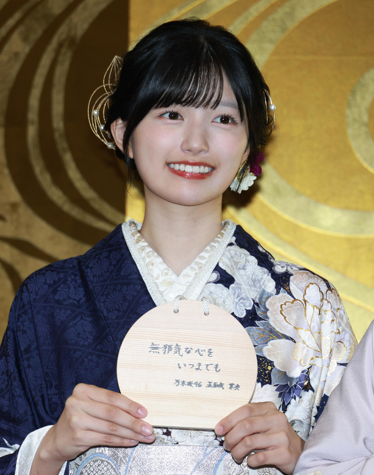 絵馬に書いた目標を披露する乃木坂46五百城茉央（撮影・中島郁夫）