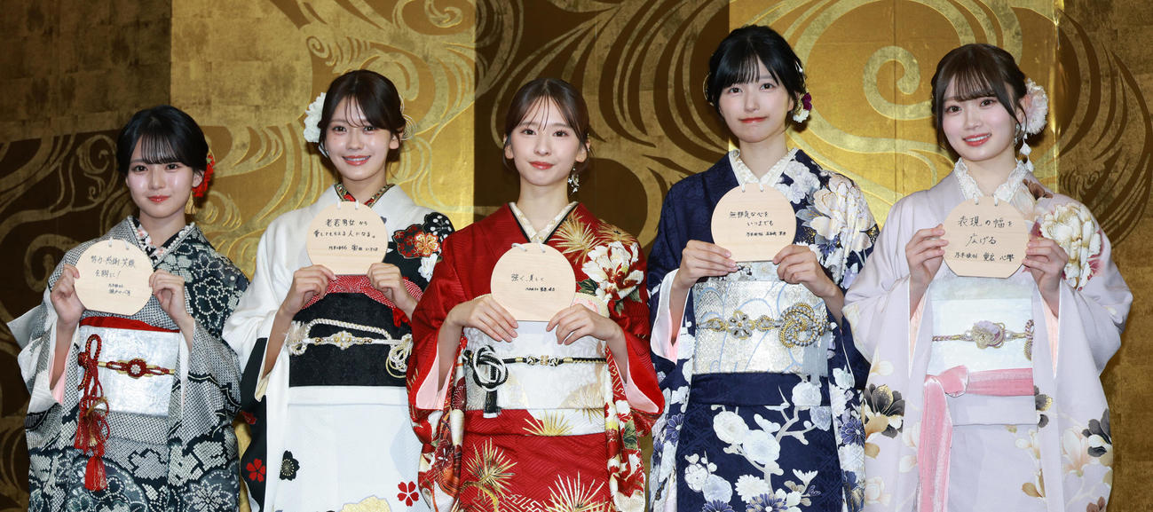 絵馬に書いた目標を披露する乃木坂46。左から瀬戸口心月、奥田いろは、菅原咲月、五百城茉央、愛宕心響（撮影・中島郁夫）