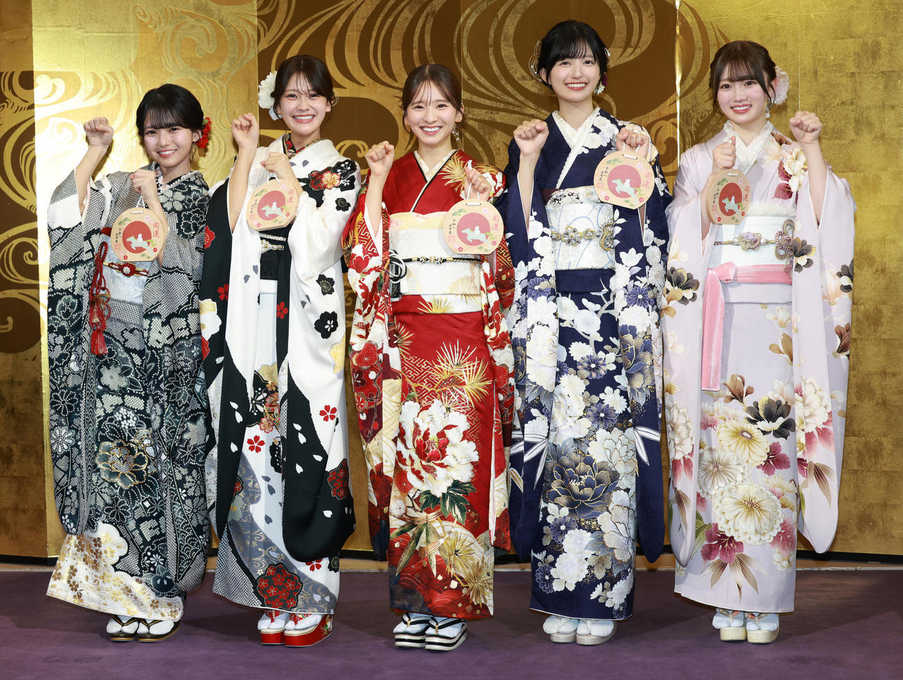 「パカラッパカラッ」即席で考えた世代ポーズを披露する乃木坂46。左から瀬戸口心月、奥田いろは、菅原咲月、五百城茉央、愛宕心響（撮影・中島郁夫）