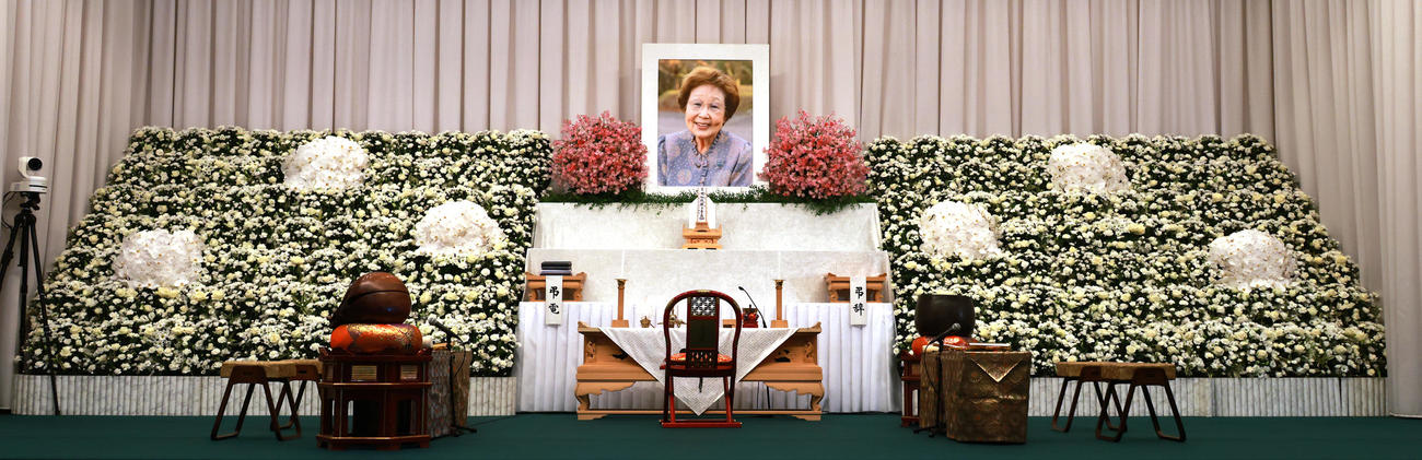 海老名香葉子さんお別れの式の祭壇（撮影・中島郁夫）