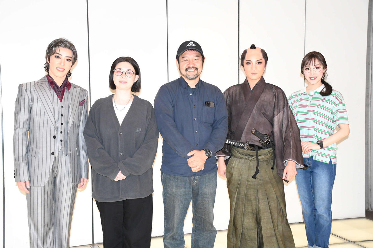 「侍タイムスリッパー」の取材会に出席した、左から、風間柚乃、小柳奈穂子氏、安田淳一氏、鳳月杏、天紫珠李（撮影・阪口孝志）