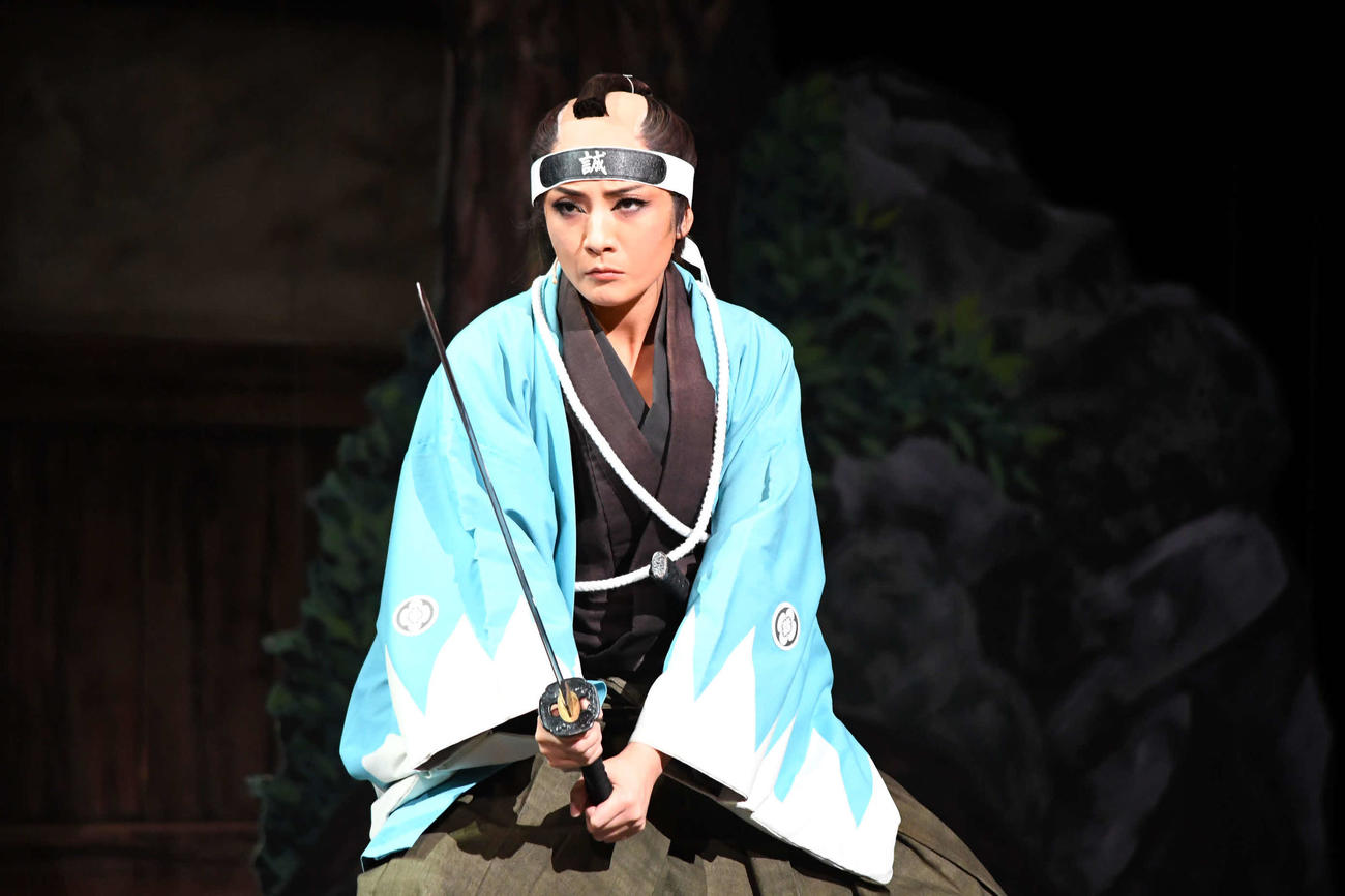 「侍タイムスリッパー」で刀を構える鳳月杏（中央）（撮影・阪口孝志）