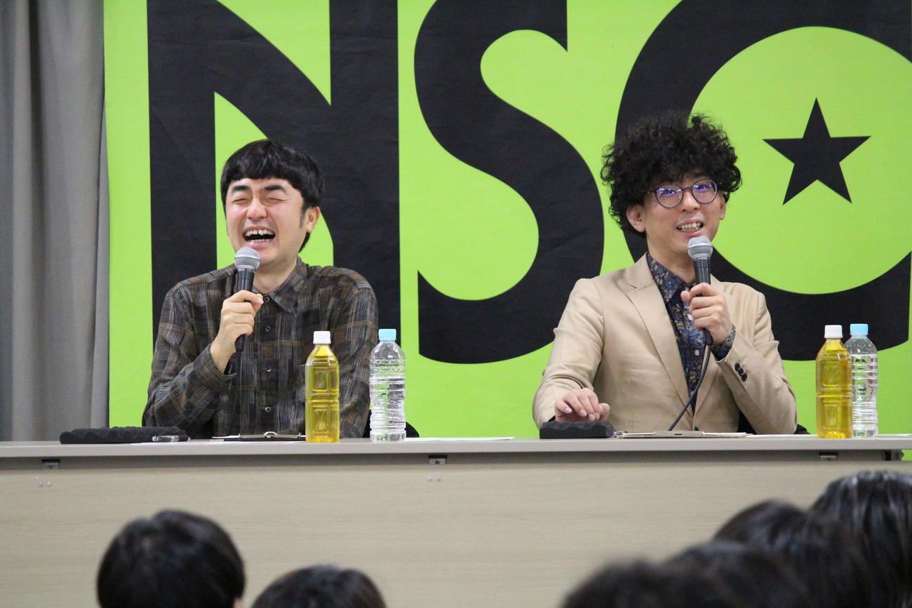 NSC生らよしもとアカデミーの生徒を前に授業を行ったたくろう。赤木裕（左）と、きむらバンド