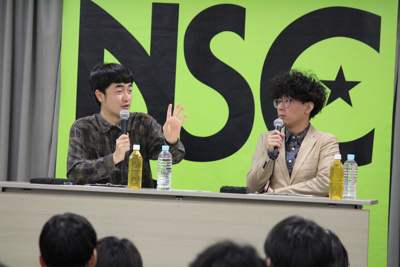 NSC生らよしもとアカデミーの生徒を前に授業を行ったたくろう。赤木裕（左）と、きむらバンド