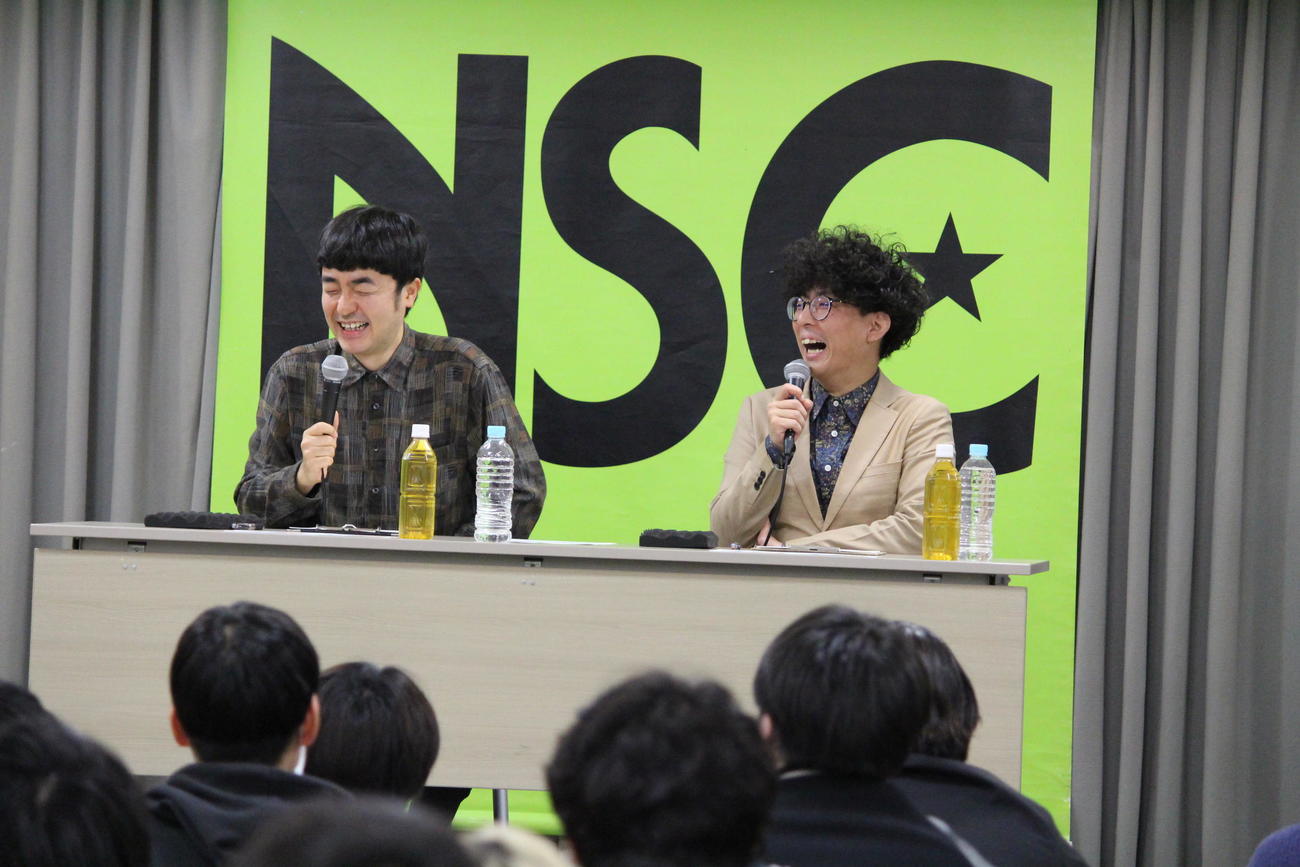 NSC生らよしもとアカデミーの生徒を前に授業を行ったたくろう。赤木裕（左）と、きむらバンド