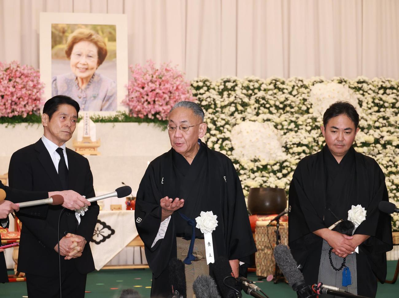 海老名香葉子さんとの思い出を語る、左から峰竜太、林家正蔵、林家三平（撮影・中島郁夫）